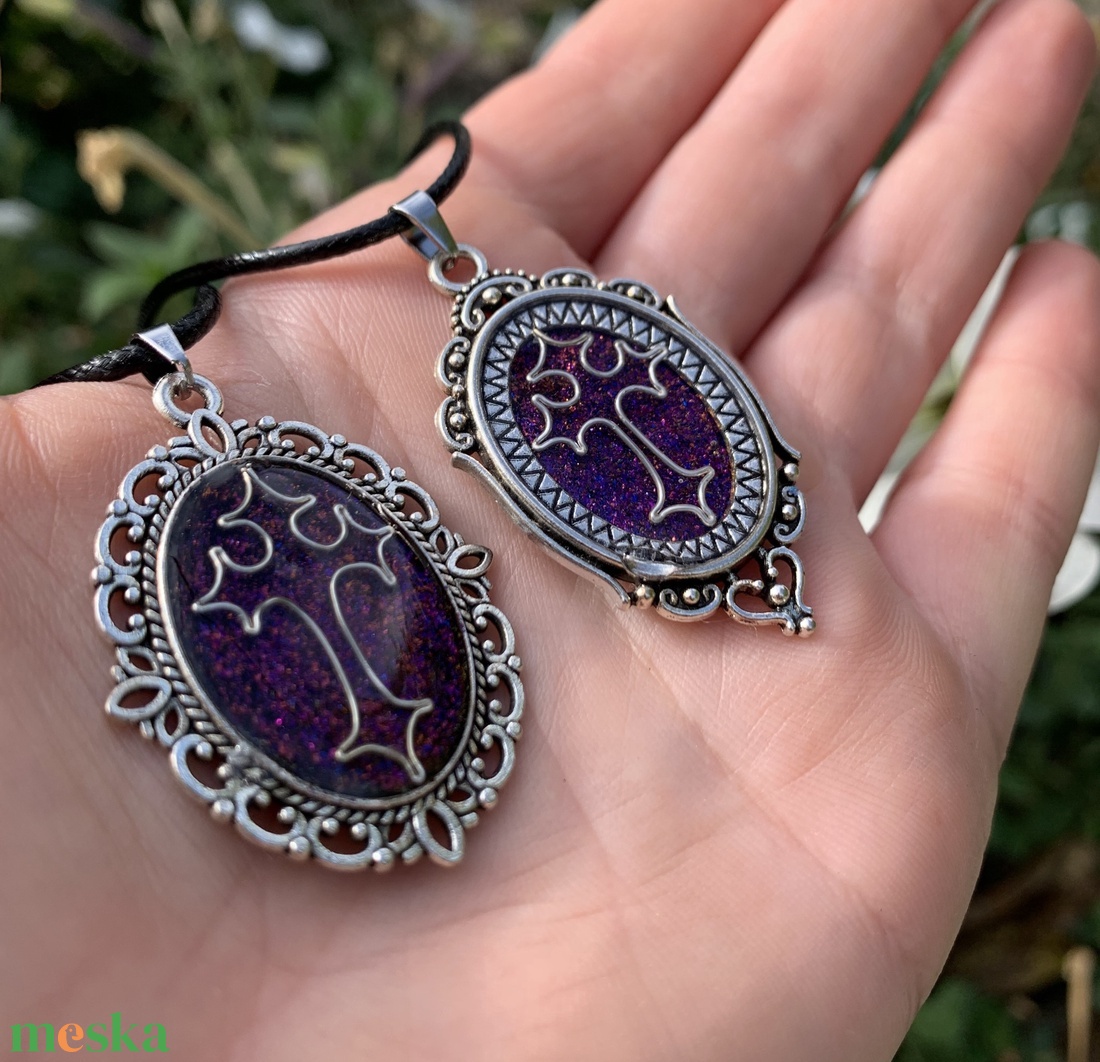 Lila keresztes nyaklánc - ékszer - nyaklánc - medálos nyaklánc - Meska.hu