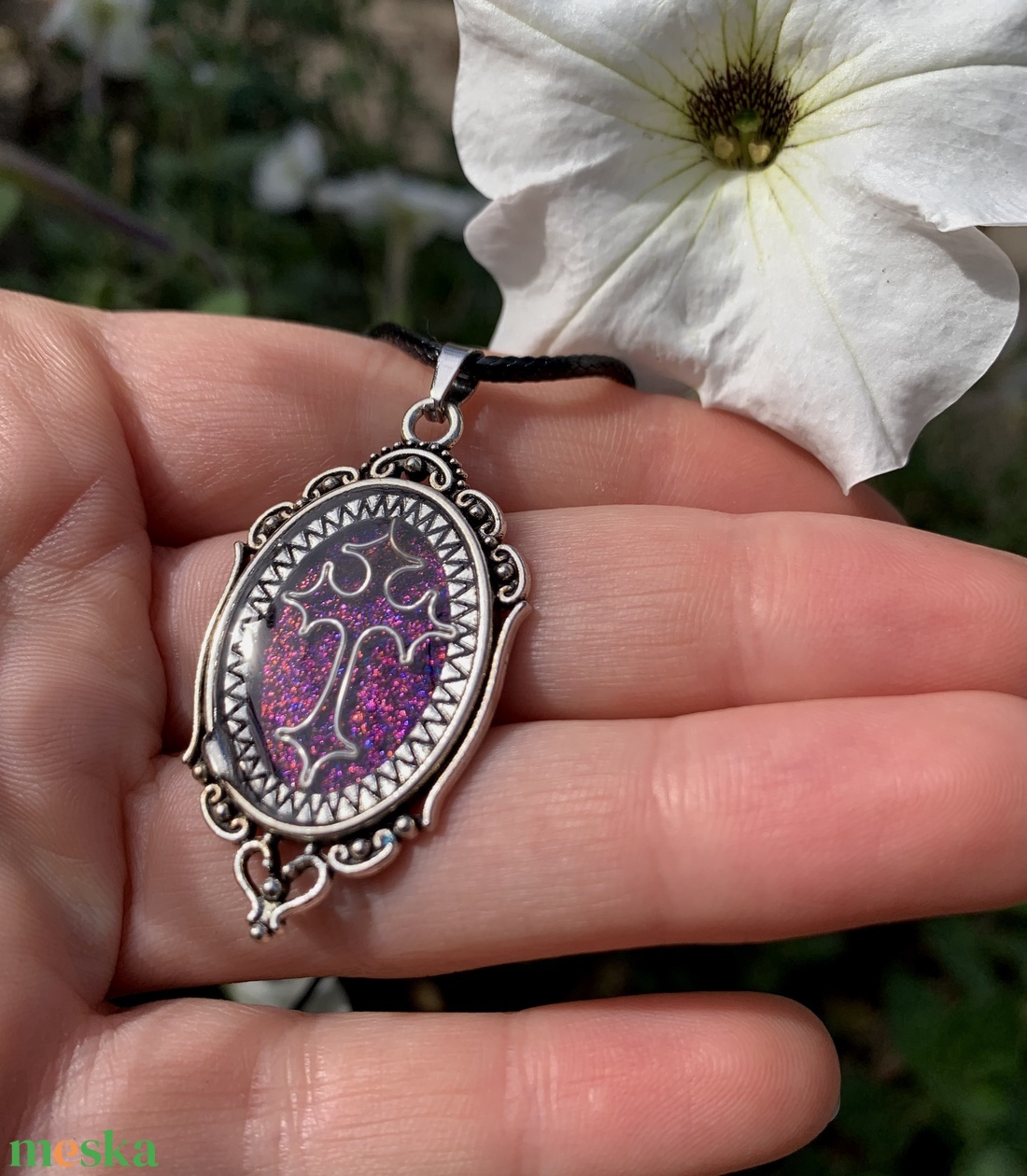 Lila keresztes nyaklánc - ékszer - nyaklánc - medálos nyaklánc - Meska.hu