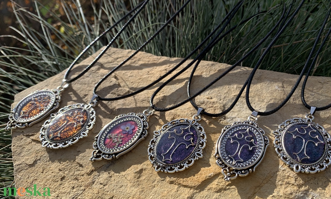 Türkiz-lila keresztes nyaklánc - ékszer - nyaklánc - medálos nyaklánc - Meska.hu