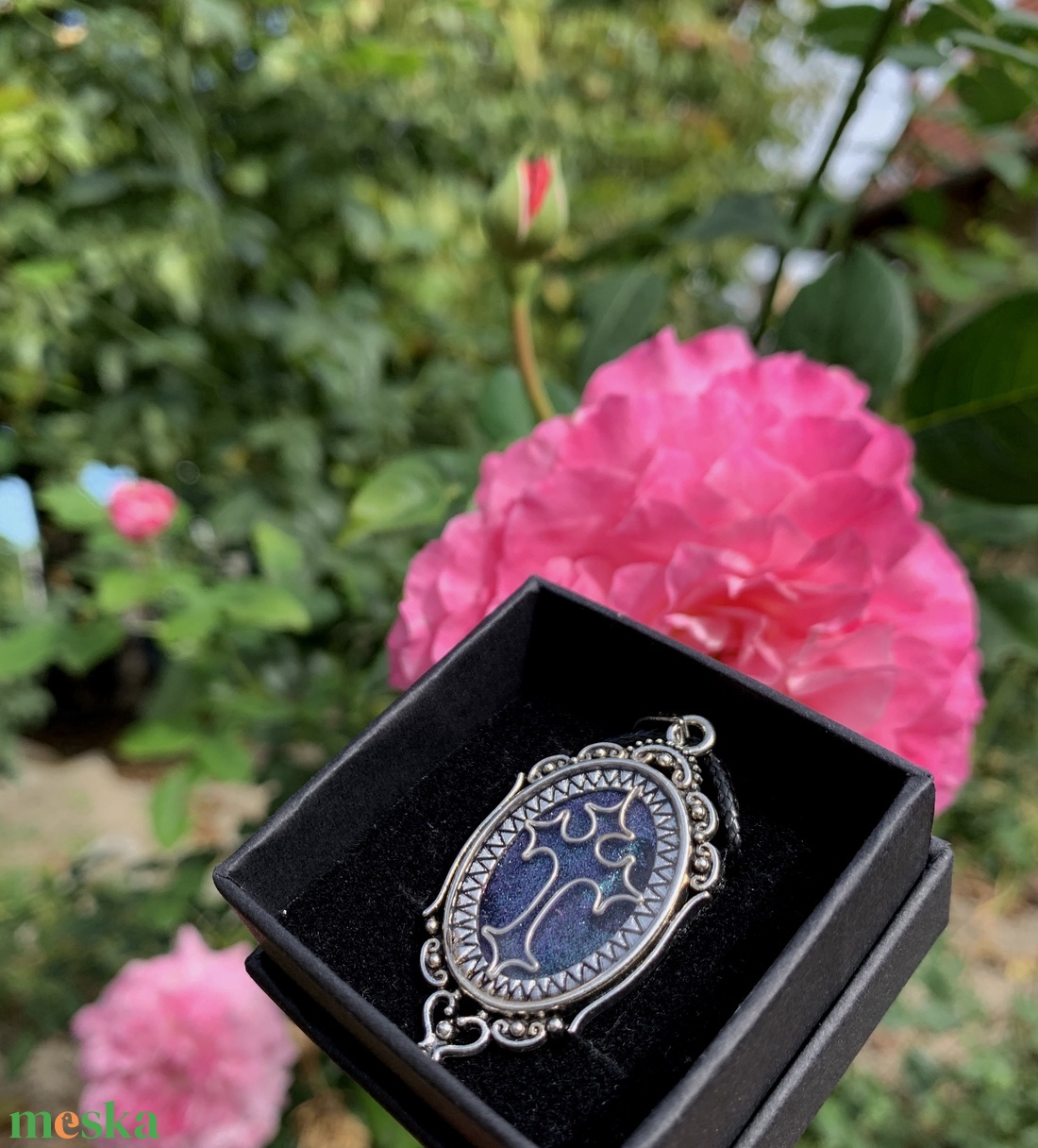 Türkiz-lila keresztes nyaklánc - ékszer - nyaklánc - medálos nyaklánc - Meska.hu