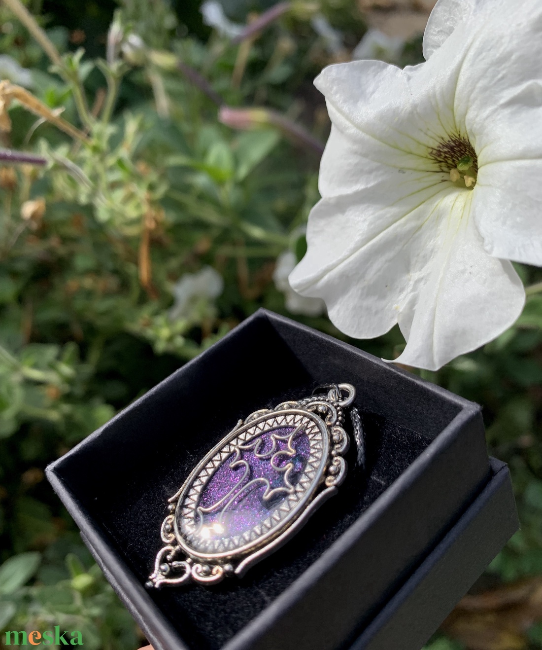 Türkiz-lila keresztes nyaklánc - ékszer - nyaklánc - medálos nyaklánc - Meska.hu