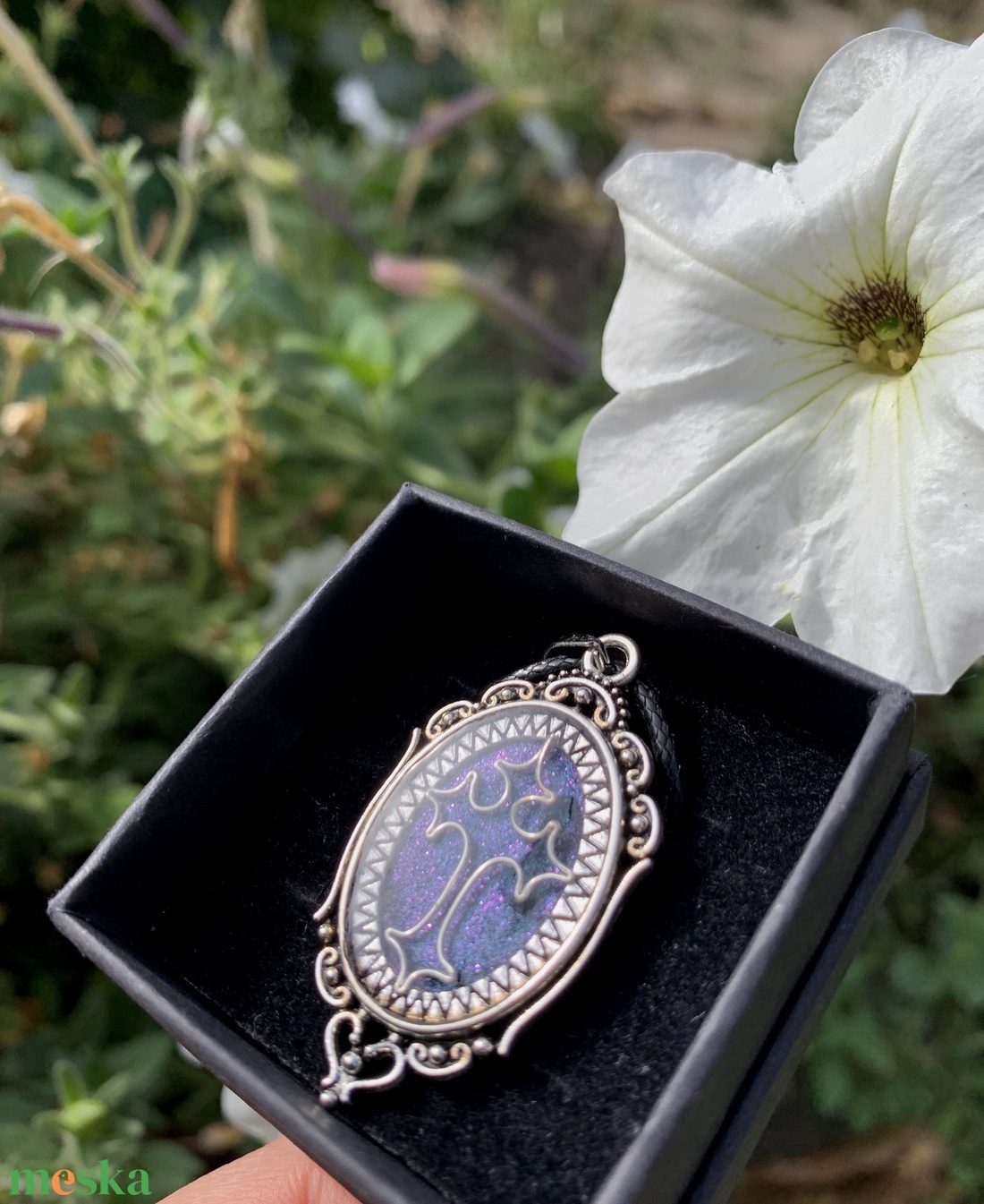 Türkiz-lila keresztes nyaklánc - ékszer - nyaklánc - medálos nyaklánc - Meska.hu