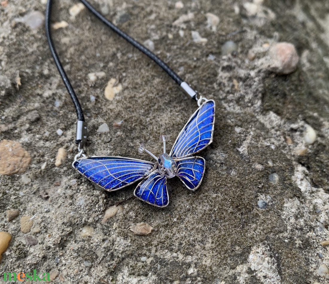 Tengerészkék pillangós medál - ékszer - nyaklánc - medál - Meska.hu