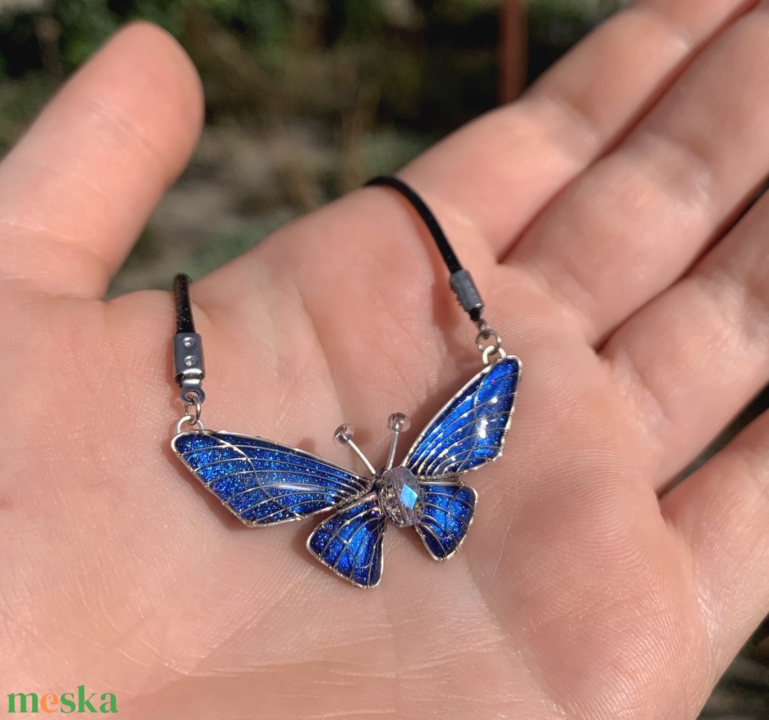 Tengerészkék pillangós medál - ékszer - nyaklánc - medál - Meska.hu