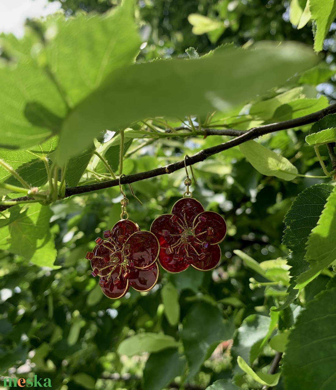 Burbundy vörös virág, epoxy fülbevaló - ékszer - fülbevaló - lógó fülbevaló - Meska.hu