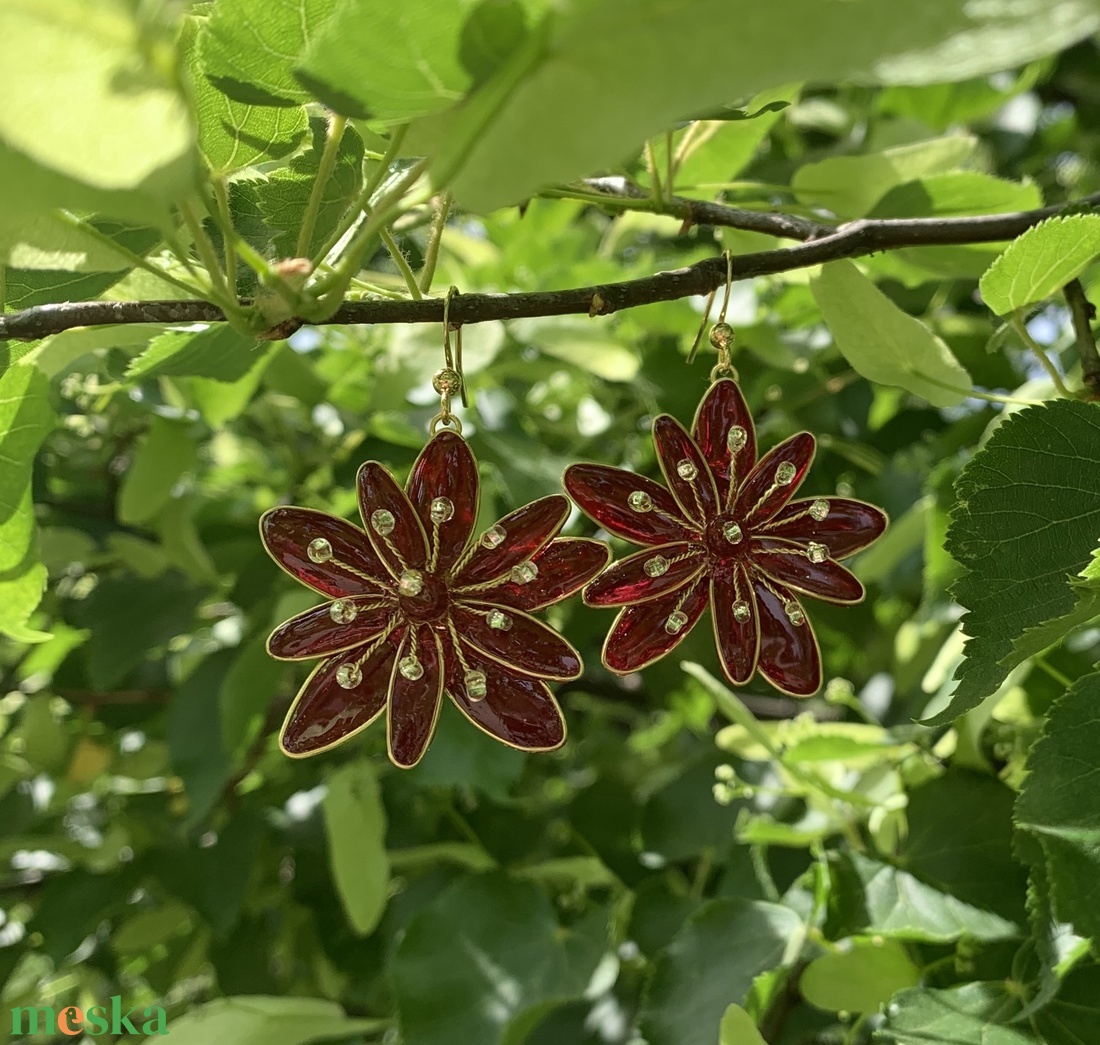Burbundy vörös virág, epoxy fülbevaló - ékszer - fülbevaló - lógó fülbevaló - Meska.hu
