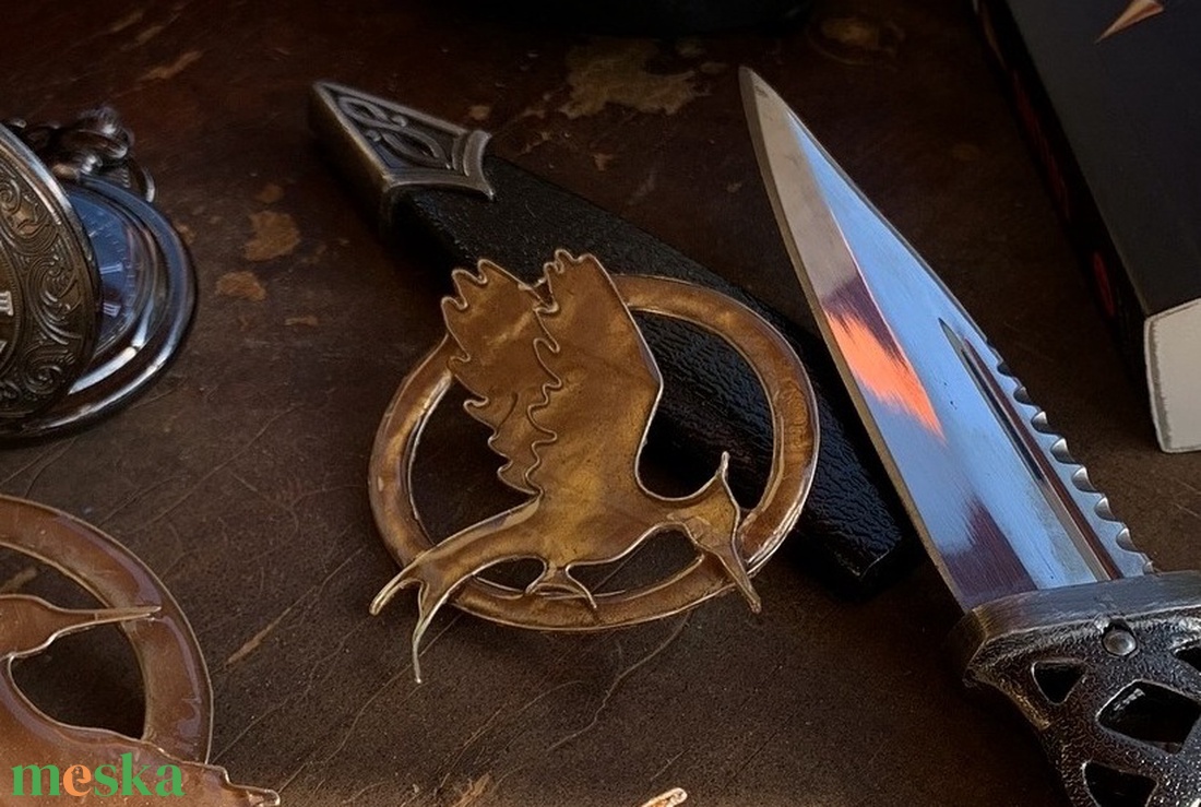 Éhezők viadala-fecsegő poszáta kitűző - ékszer - kitűző és bross - Meska.hu