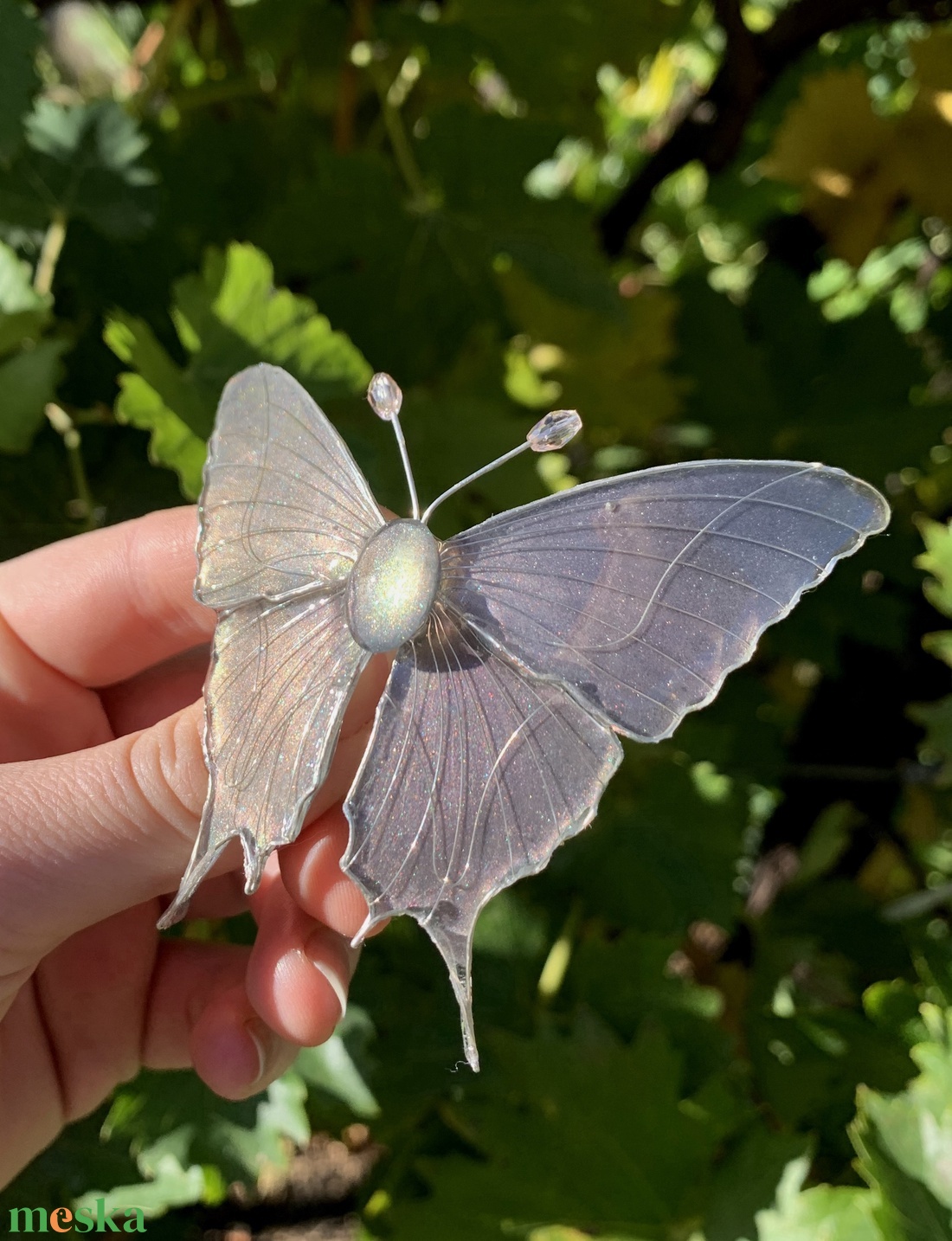 Szürke pillangós epoxy hajcsat - ruha & divat - hajdísz & hajcsat - hajdísz - Meska.hu