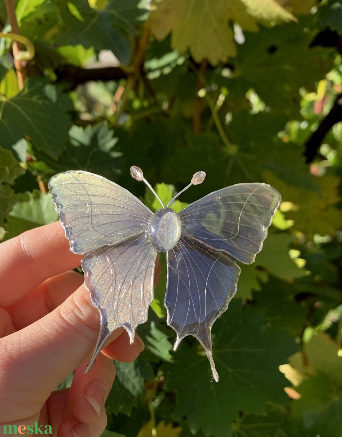 Szürke pillangós epoxy hajcsat - ruha & divat - hajdísz & hajcsat - hajdísz - Meska.hu