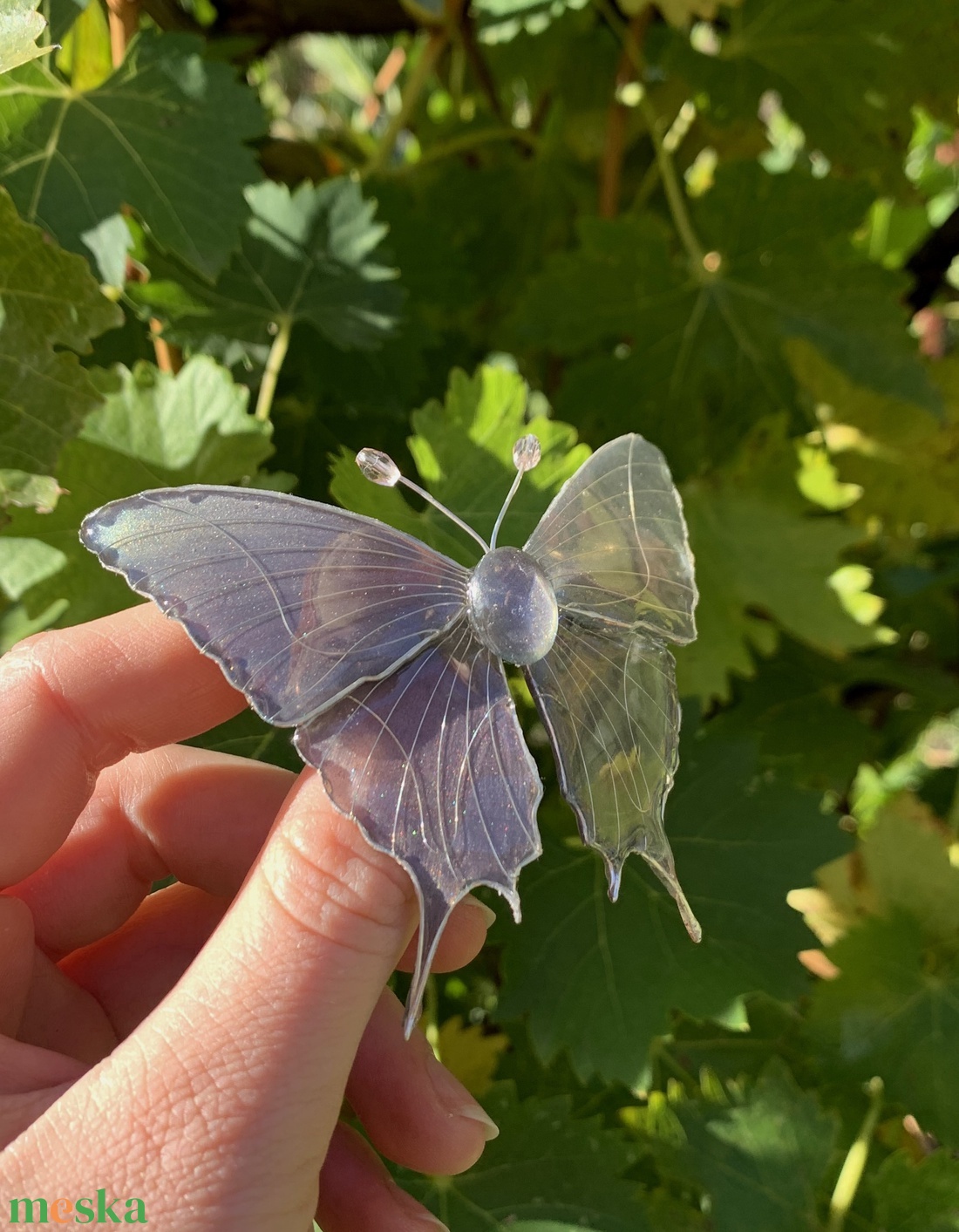 Szürke pillangós epoxy hajcsat - ruha & divat - hajdísz & hajcsat - hajdísz - Meska.hu