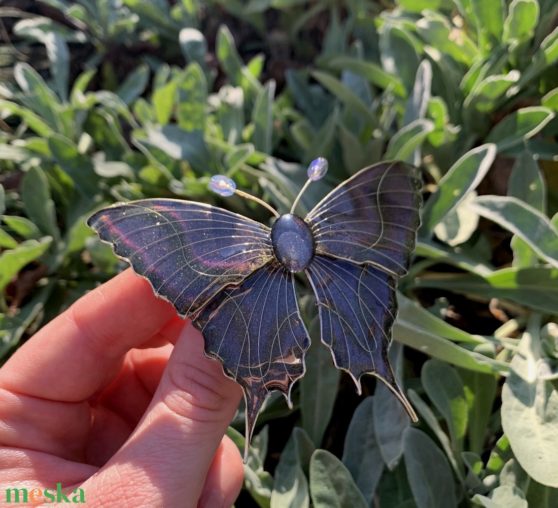 Kékeslila-zöldessárga pillangós epoxy hajcsat - ruha & divat - hajdísz & hajcsat - hajdísz - Meska.hu