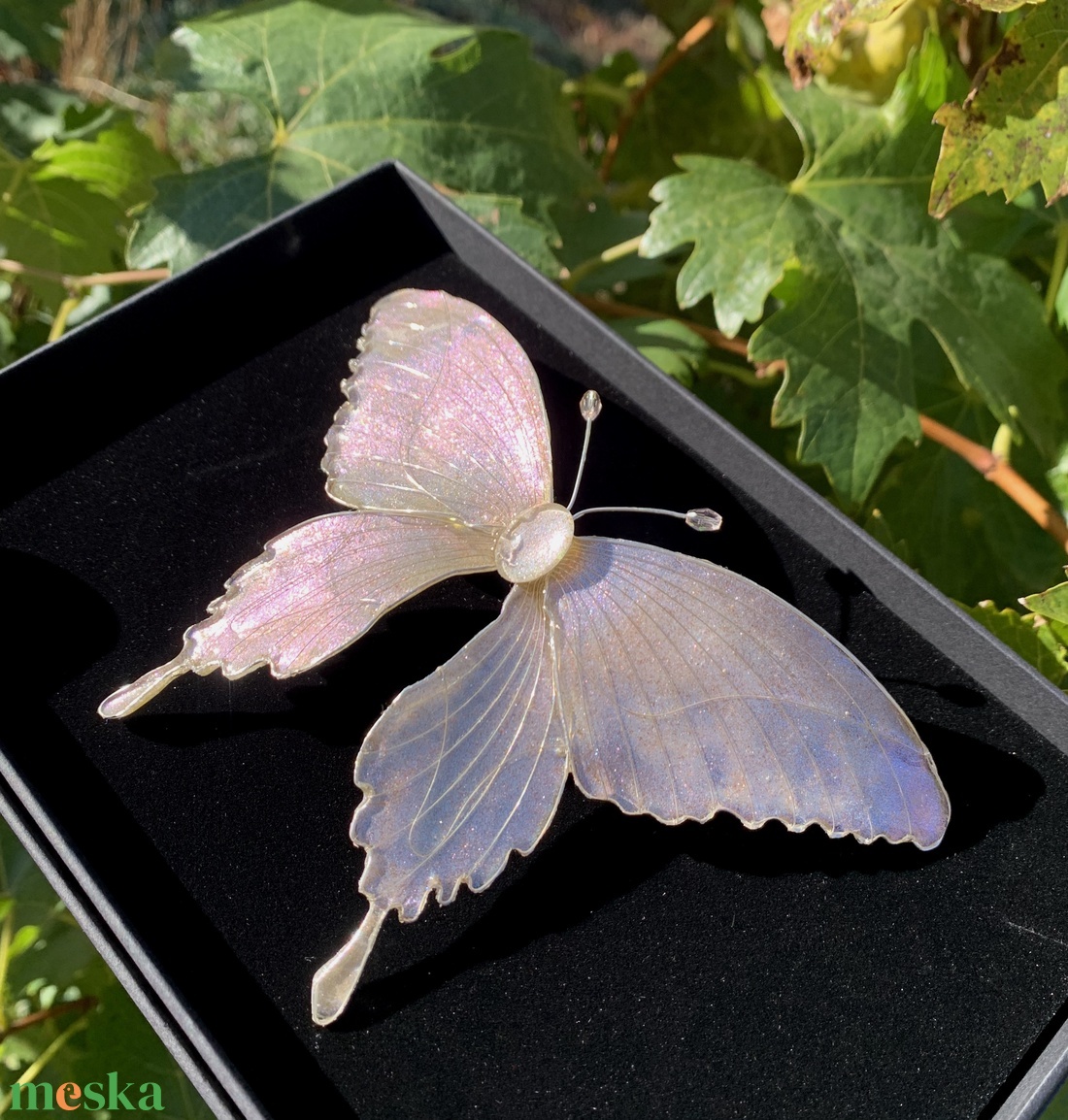 Törtfehér-csillámos pillangós epoxy hajcsat - ruha & divat - hajdísz & hajcsat - hajdísz - Meska.hu