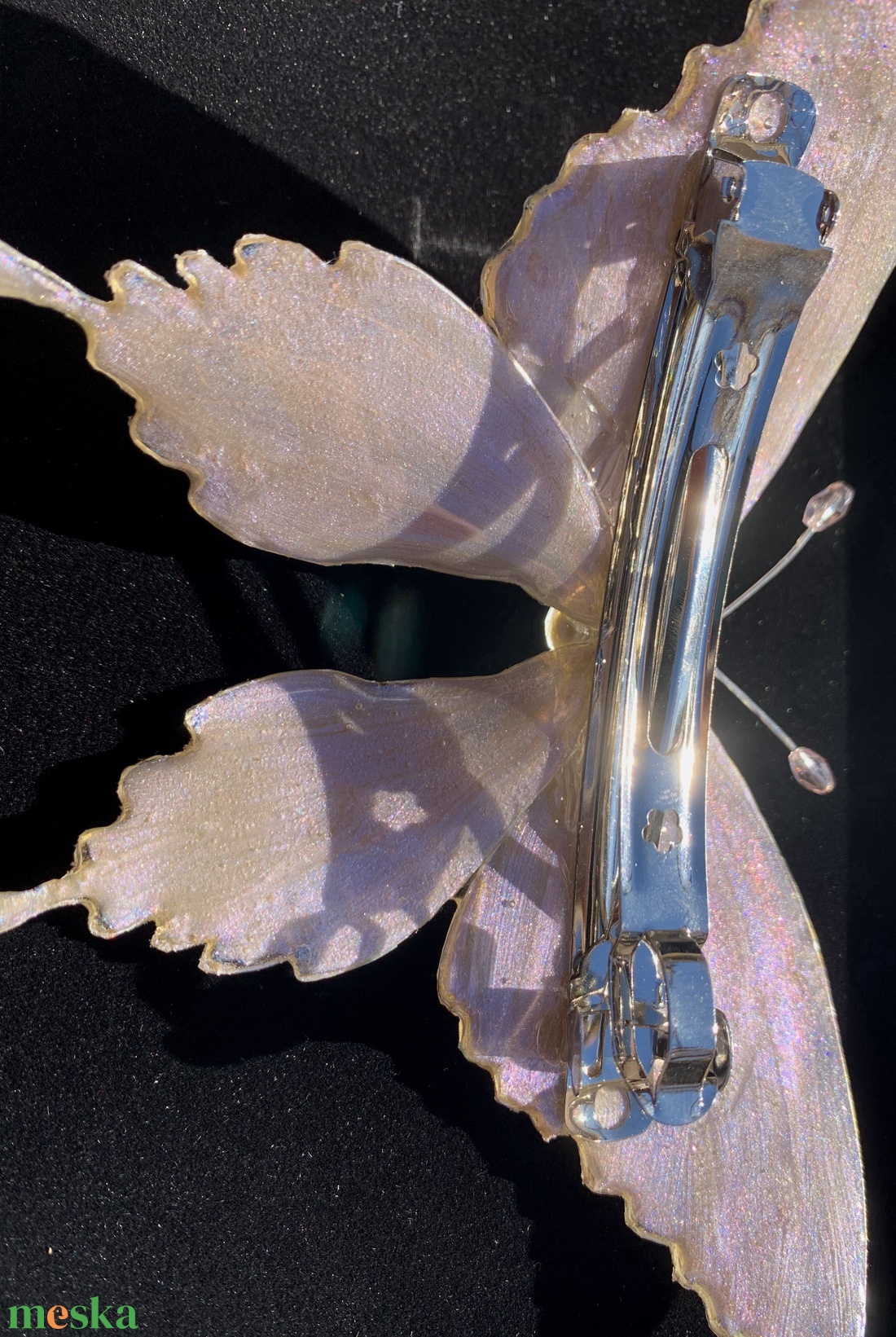 Törtfehér-csillámos pillangós epoxy hajcsat - ruha & divat - hajdísz & hajcsat - hajdísz - Meska.hu