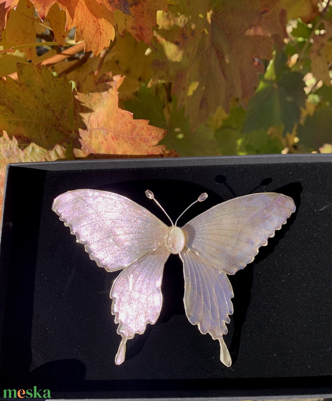 Törtfehér-csillámos pillangós epoxy hajcsat - ruha & divat - hajdísz & hajcsat - hajdísz - Meska.hu