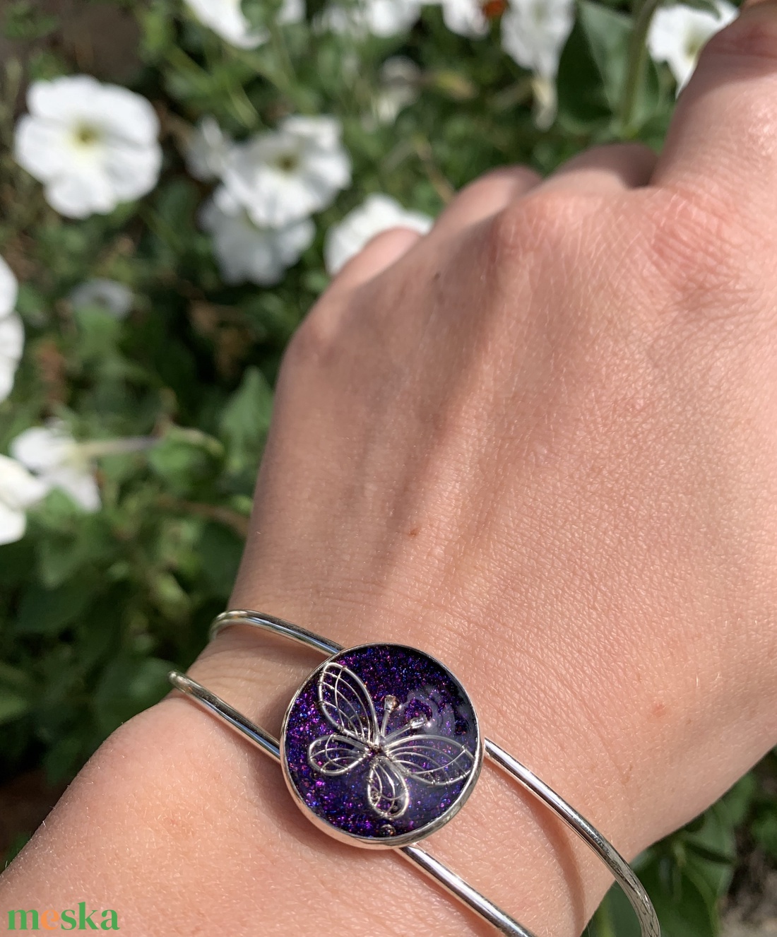 Lila csillámos pillangós epoxy karkötő - ékszer - karkötő - karperec - Meska.hu