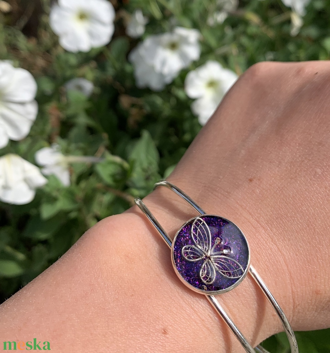 Lila csillámos pillangós epoxy karkötő - ékszer - karkötő - karperec - Meska.hu