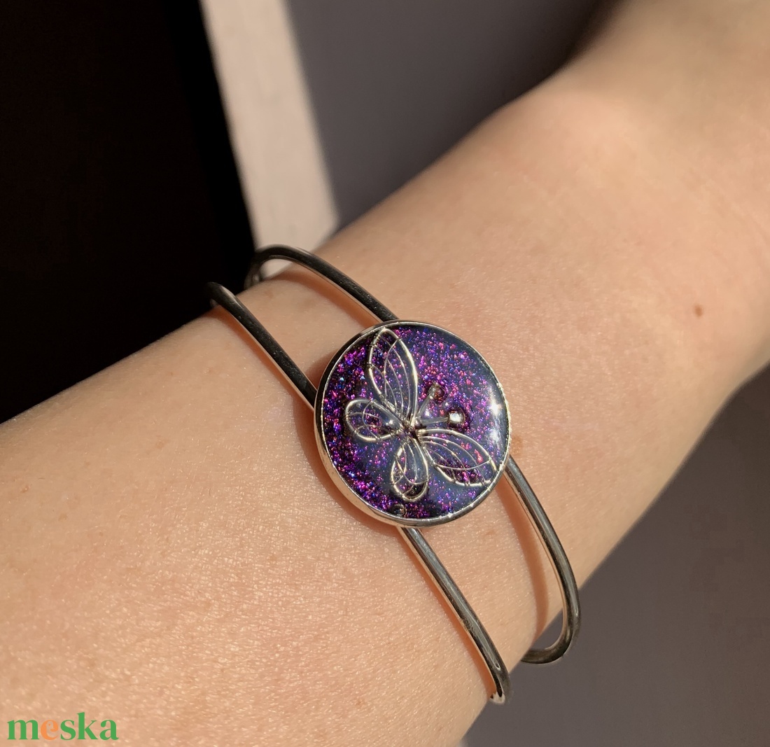 Lila csillámos pillangós epoxy karperec - ékszer - karkötő - karperec - Meska.hu