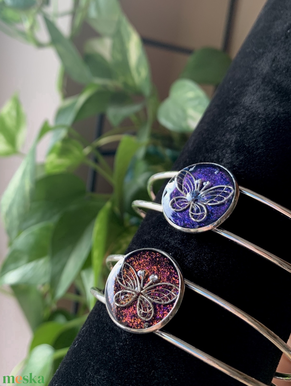 Lila csillámos pillangós epoxy karperec - ékszer - karkötő - karperec - Meska.hu