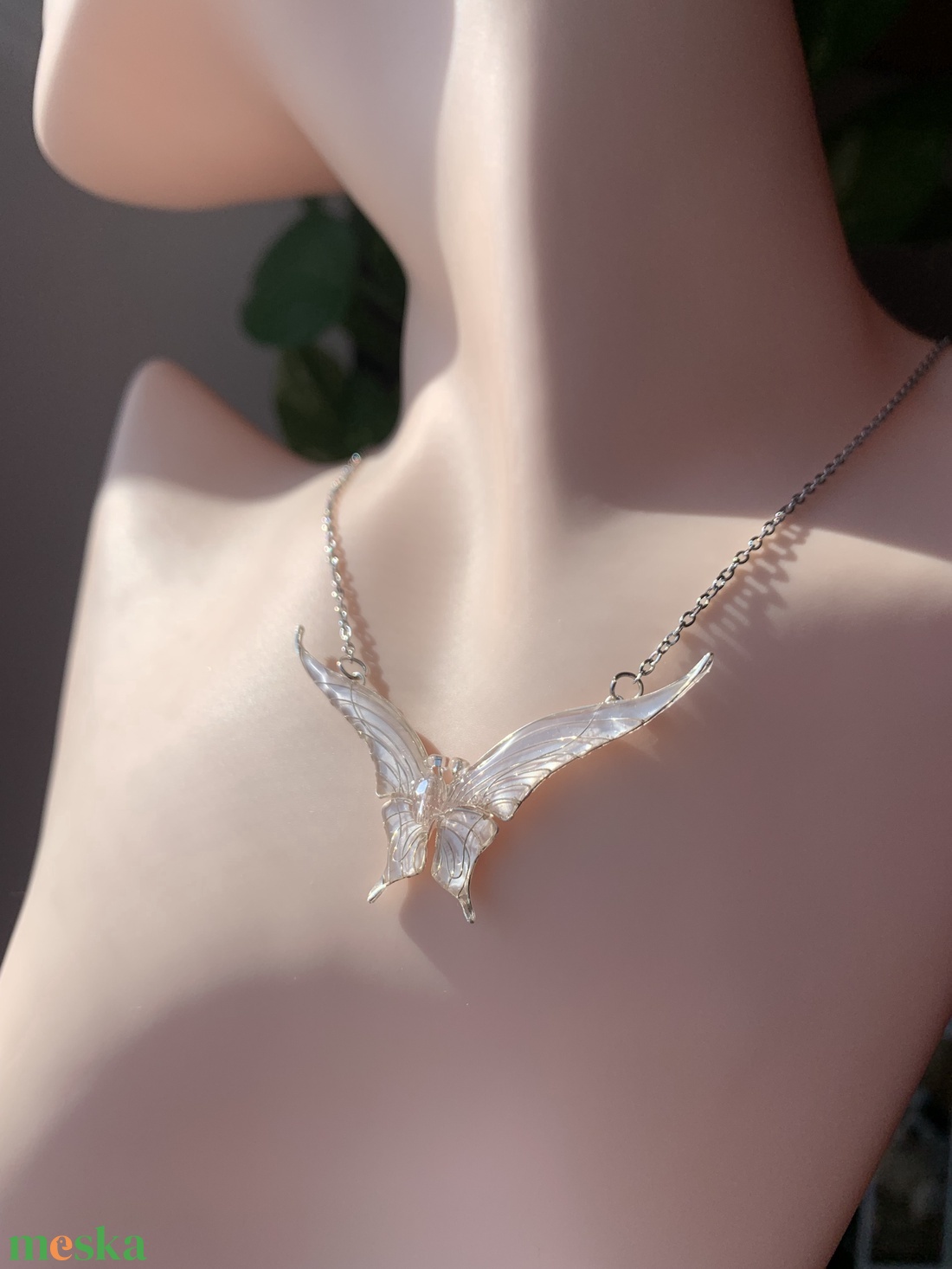 Gyöngyházfehér pillangós nyaklánc - ékszer - nyaklánc - medálos nyaklánc - Meska.hu