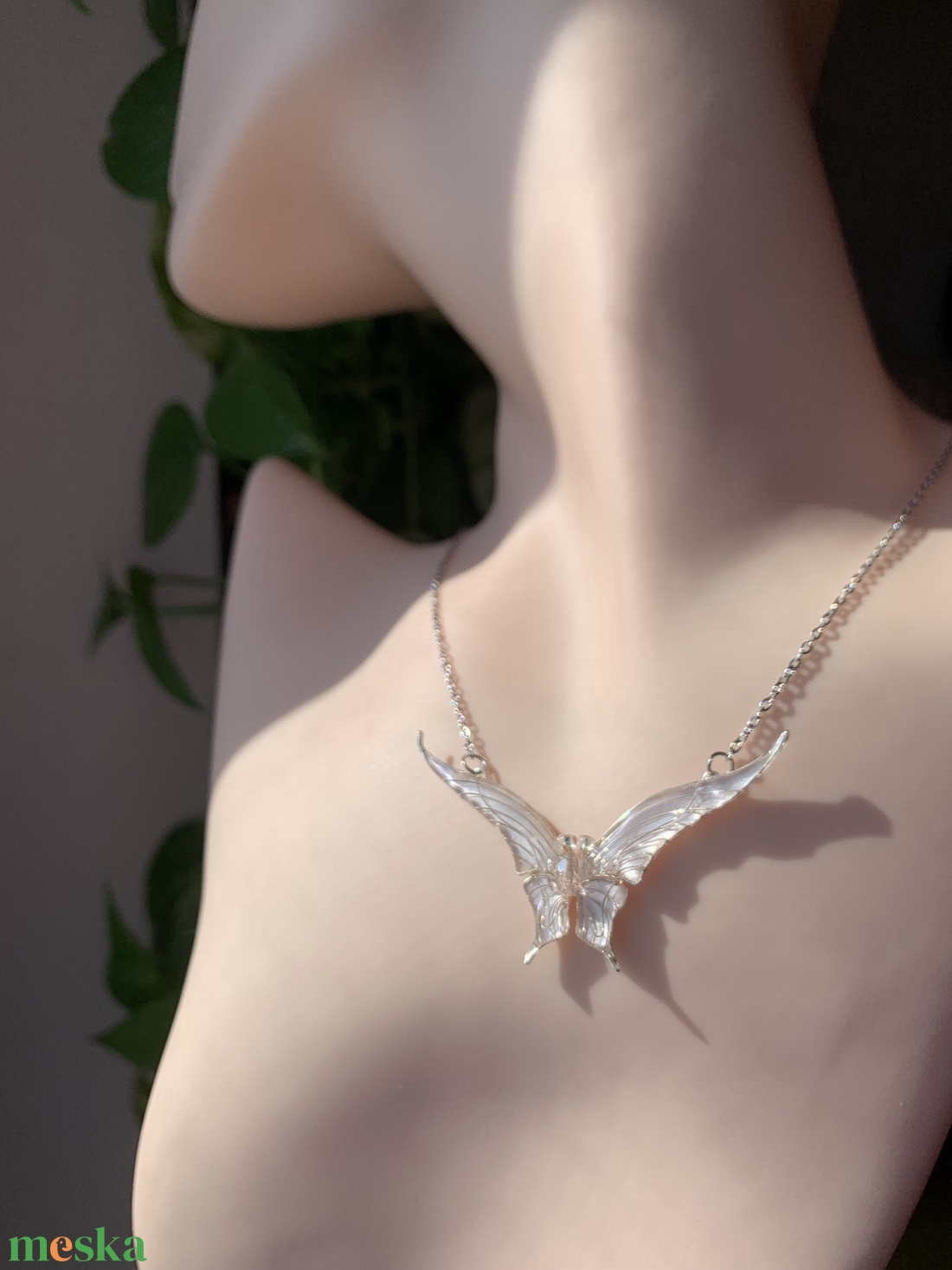 Gyöngyházfehér pillangós nyaklánc - ékszer - nyaklánc - medálos nyaklánc - Meska.hu