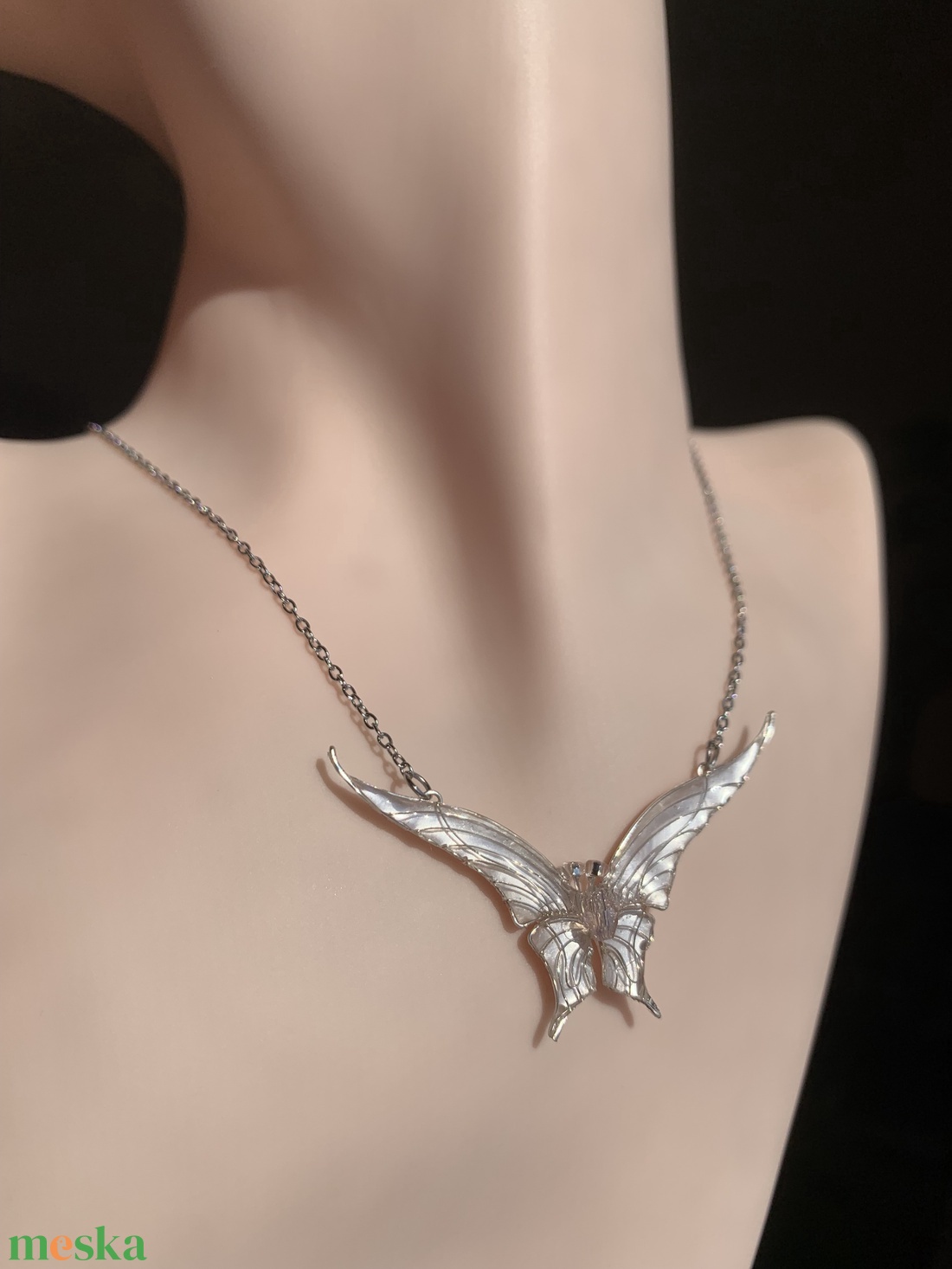 Gyöngyházfehér pillangós nyaklánc - ékszer - nyaklánc - medálos nyaklánc - Meska.hu