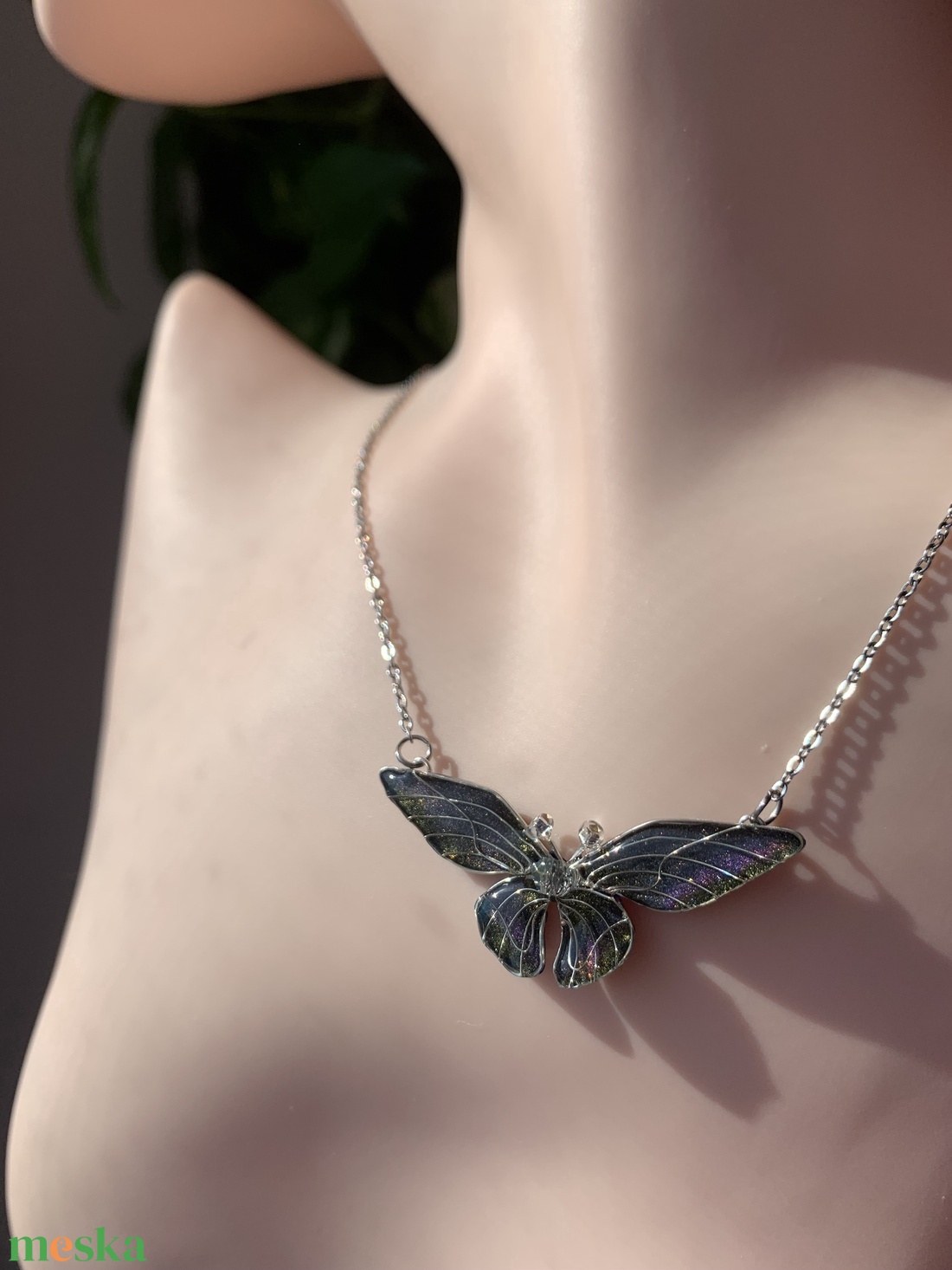 Liláskék-zöldessárga pillangós nyaklánc - ékszer - nyaklánc - medálos nyaklánc - Meska.hu