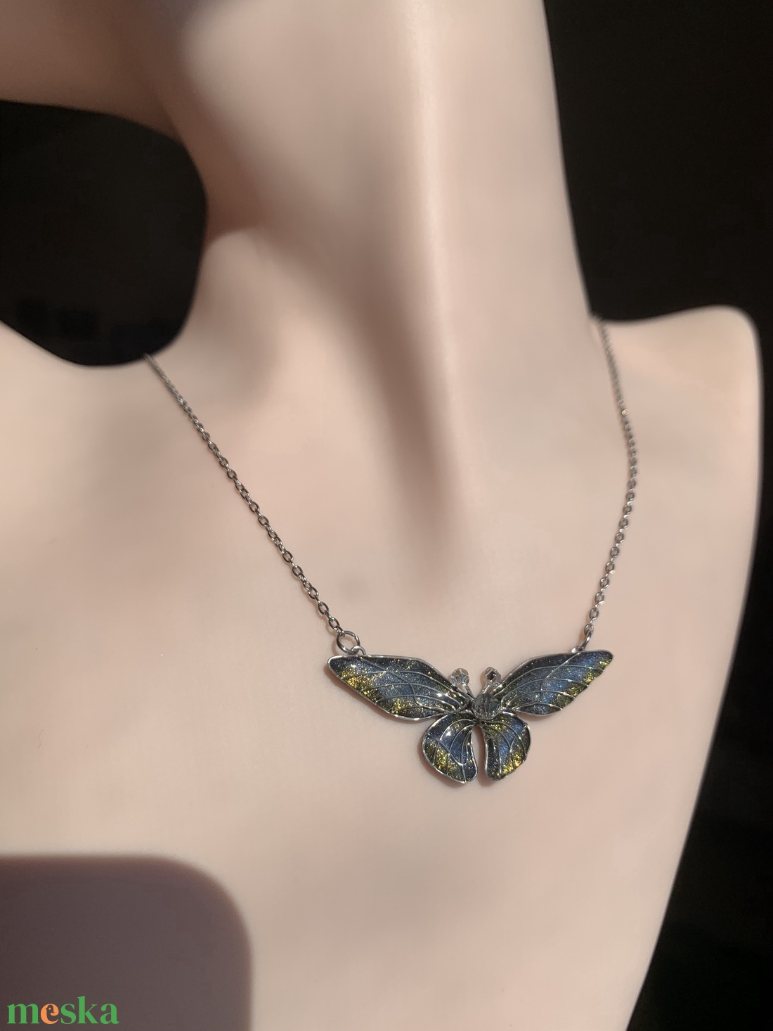 Liláskék-zöldessárga pillangós nyaklánc - ékszer - nyaklánc - medálos nyaklánc - Meska.hu