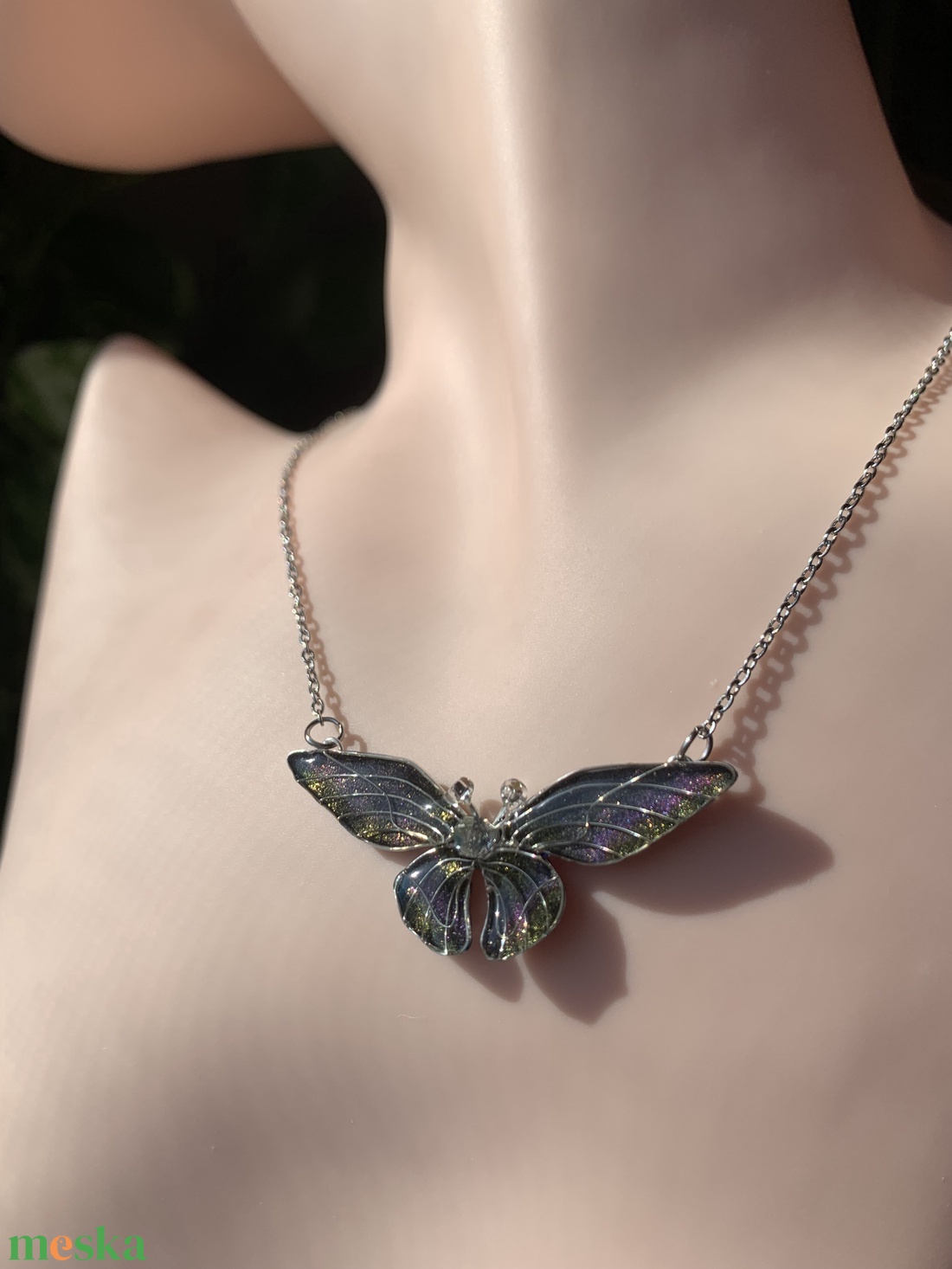 Liláskék-zöldessárga pillangós nyaklánc - ékszer - nyaklánc - medálos nyaklánc - Meska.hu