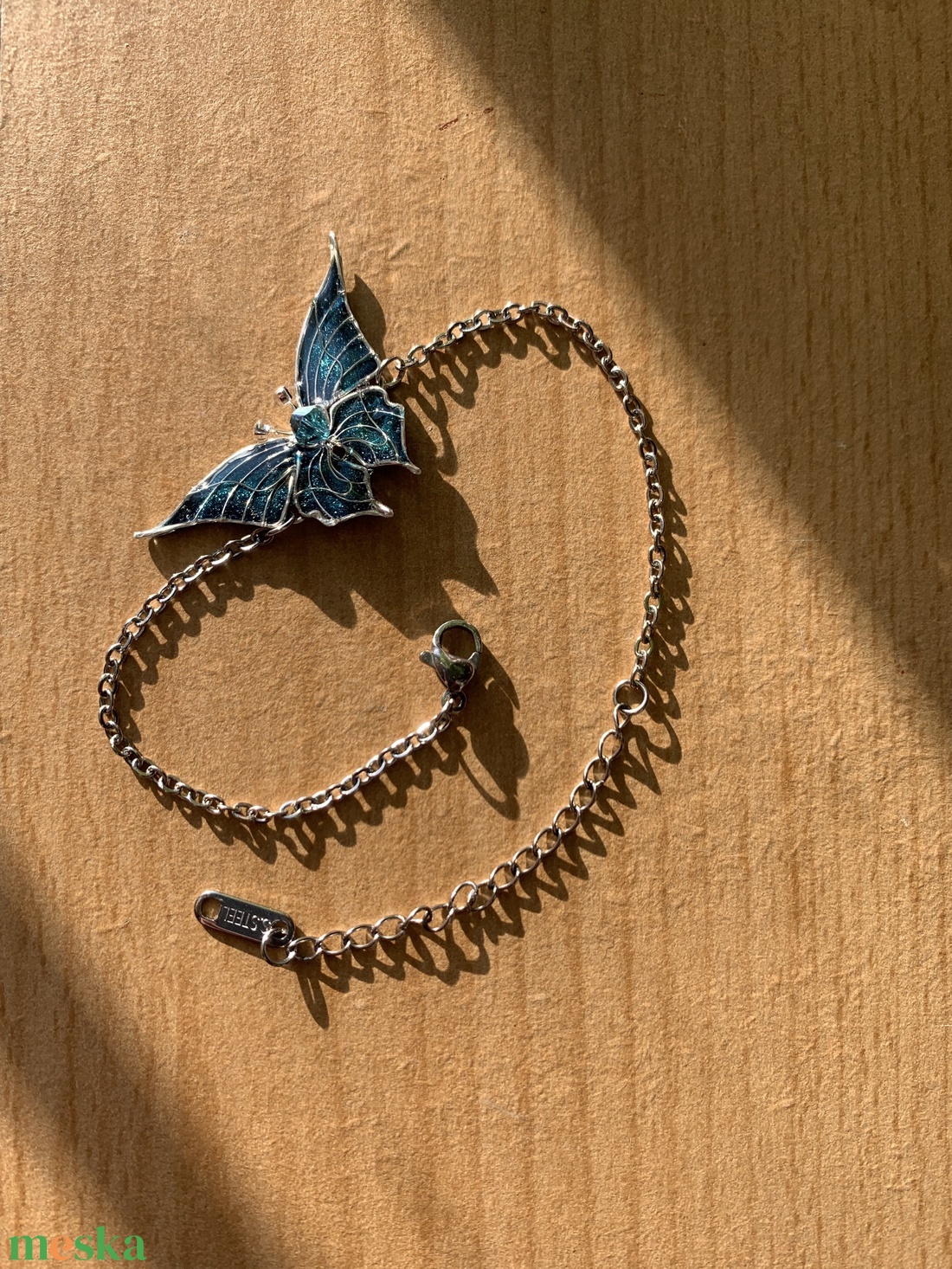 Türkiz pillangós karkötő - ékszer - karkötő - karkötő medállal - Meska.hu