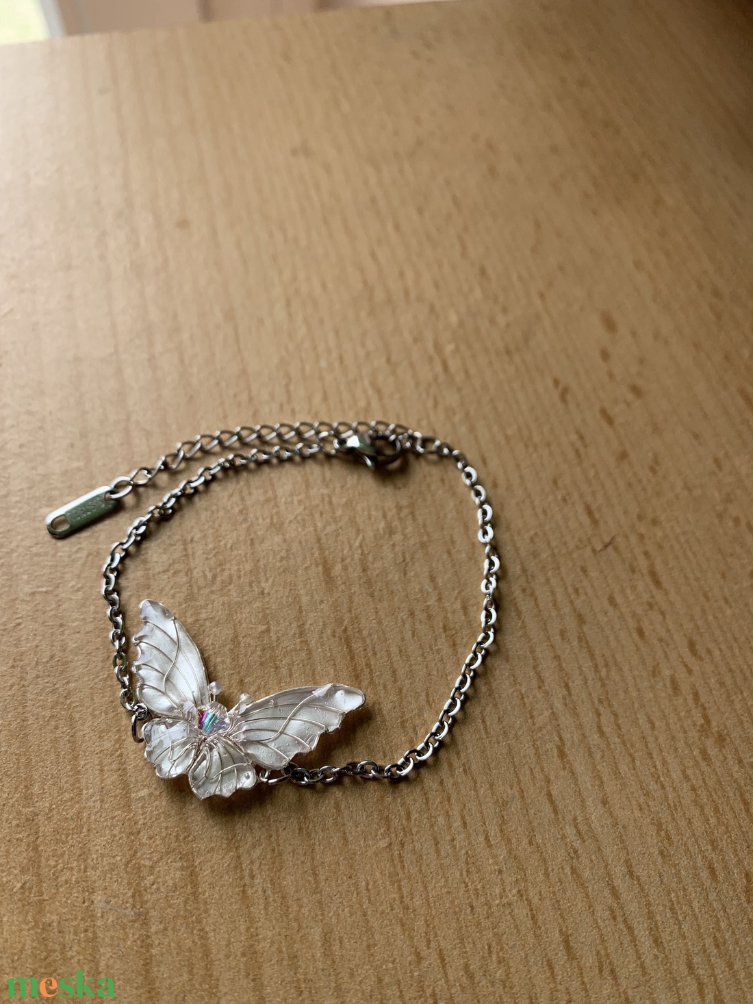 Gyöngyházfehér pillangós karkötő - ékszer - karkötő - karkötő medállal - Meska.hu
