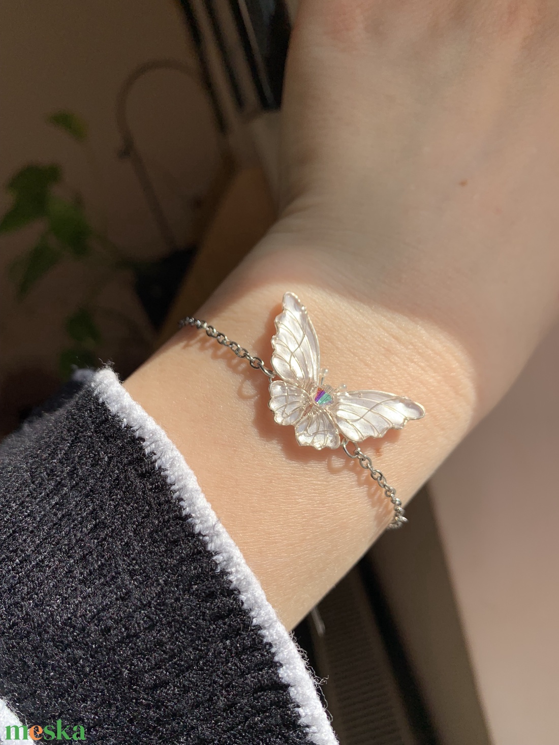 Gyöngyházfehér pillangós karkötő - ékszer - karkötő - karkötő medállal - Meska.hu
