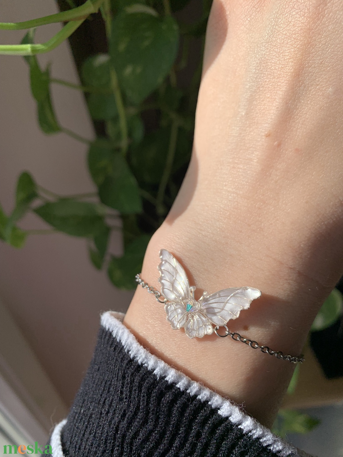 Gyöngyházfehér pillangós karkötő - ékszer - karkötő - karkötő medállal - Meska.hu