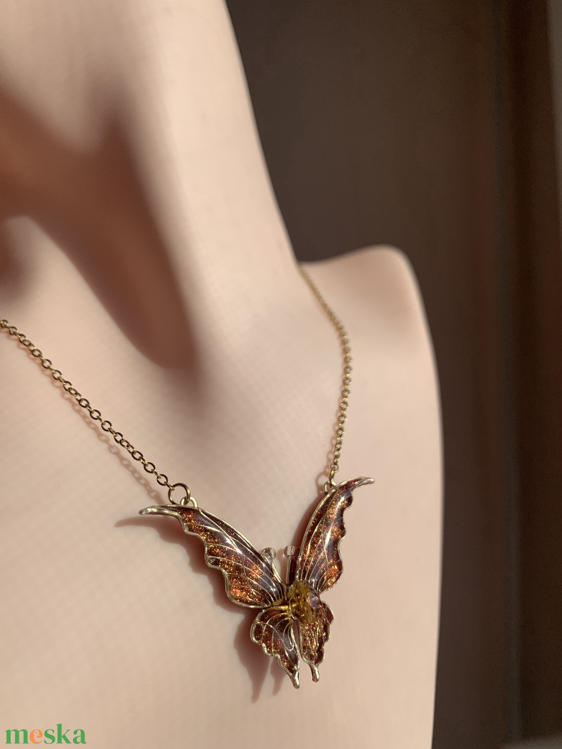 Narancssárga-arany pillangós nyaklánc - ékszer - nyaklánc - medálos nyaklánc - Meska.hu