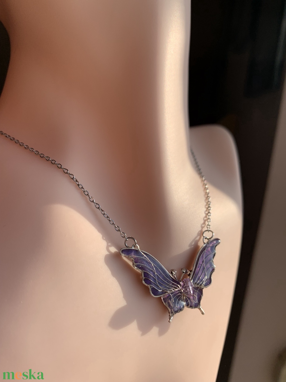 Lila pillangós nyaklánc - ékszer - nyaklánc - medálos nyaklánc - Meska.hu