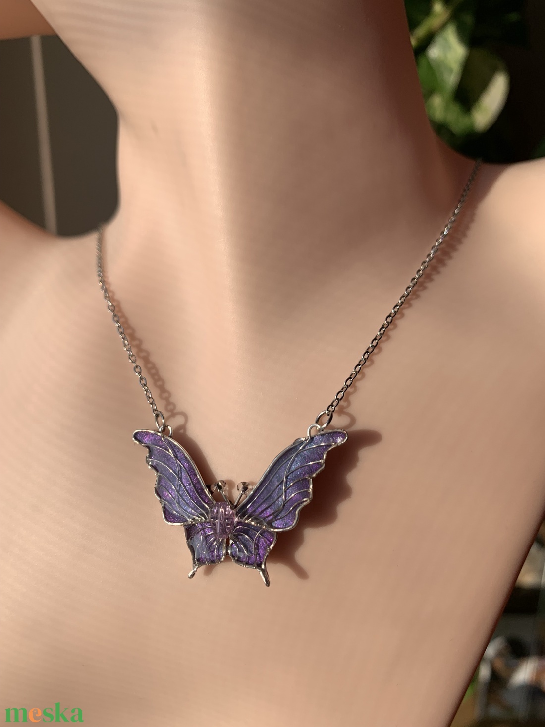 Lila pillangós nyaklánc - ékszer - nyaklánc - medálos nyaklánc - Meska.hu