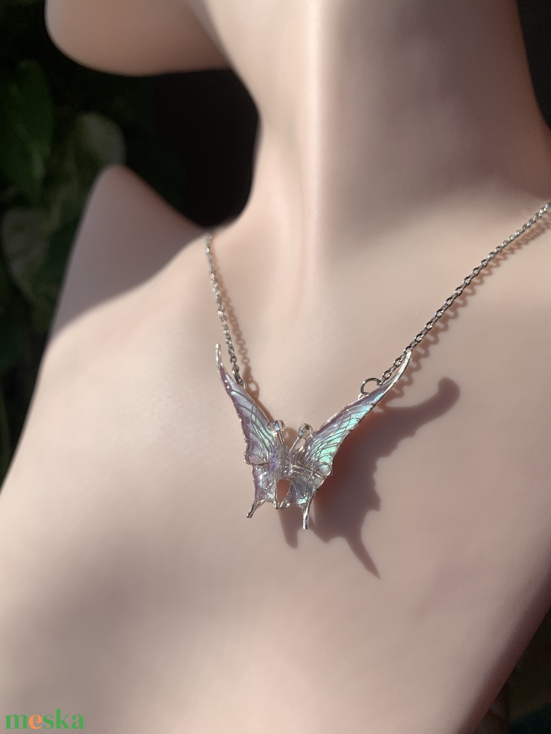 Lilás fehér pillangós nyaklánc - ékszer - nyaklánc - medálos nyaklánc - Meska.hu