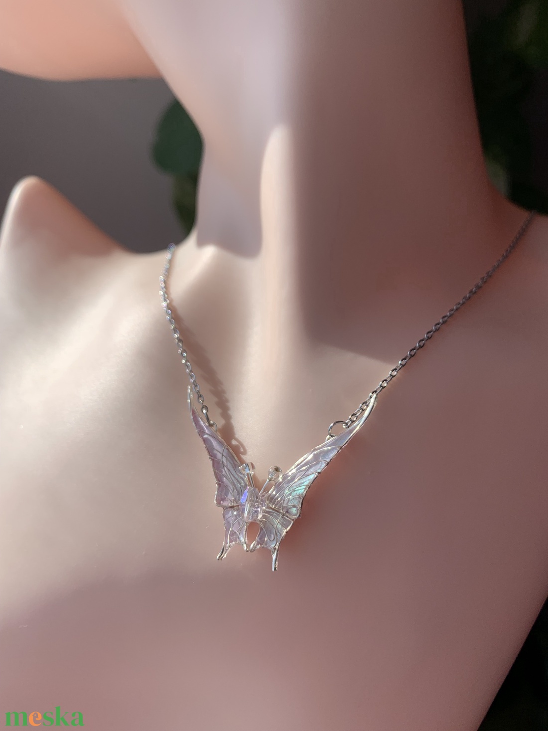 Lilás fehér pillangós nyaklánc - ékszer - nyaklánc - medálos nyaklánc - Meska.hu