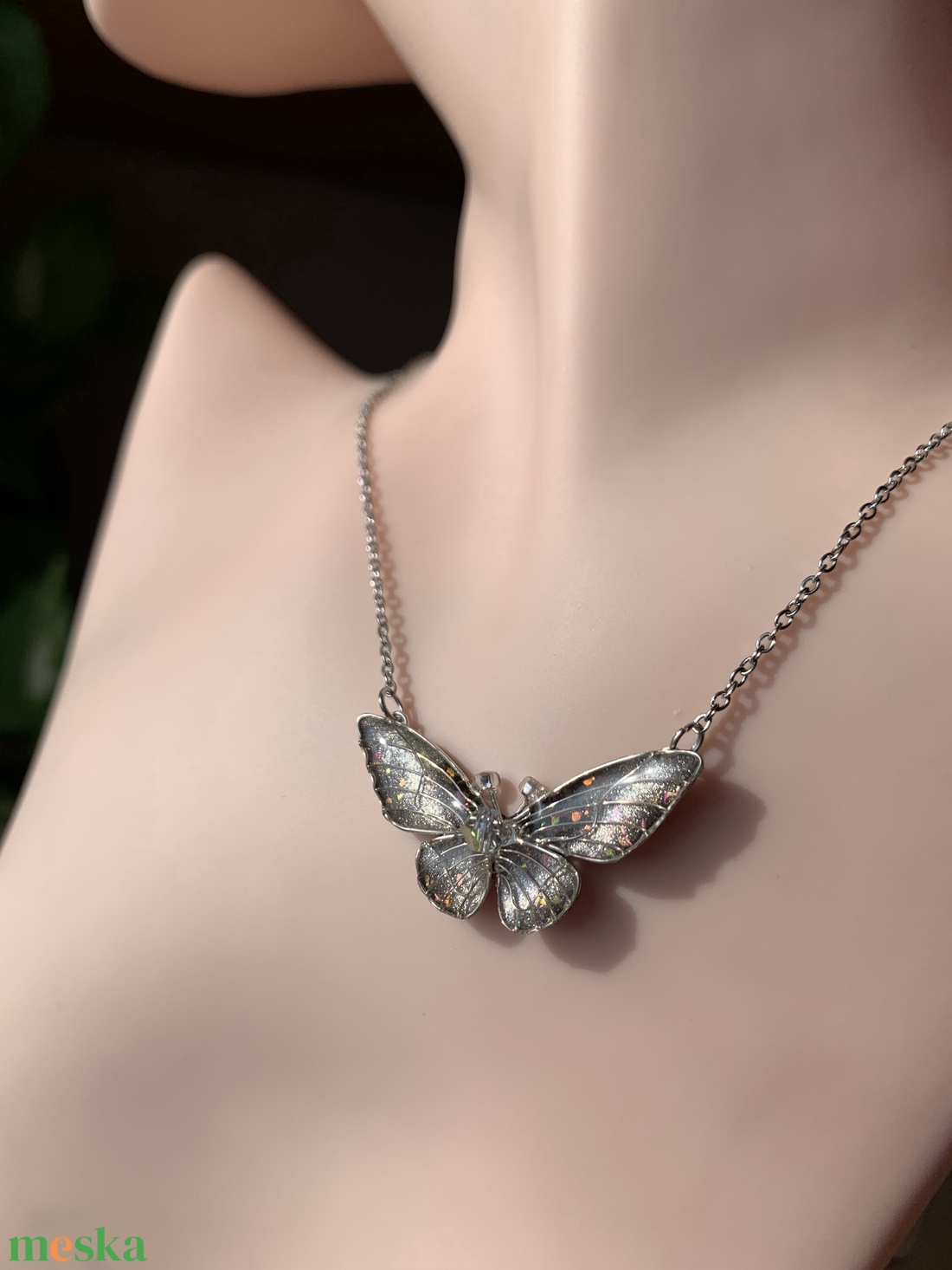 Ezüst-rózsaszín csillámos pillangós nyaklánc - ékszer - nyaklánc - medálos nyaklánc - Meska.hu