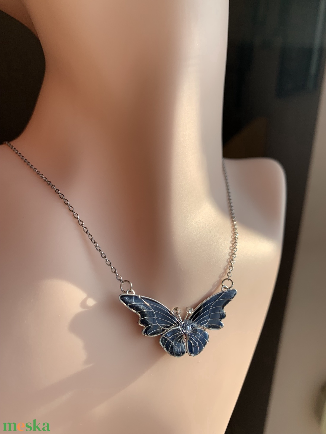 Ködös kék pillangós nyaklánc - ékszer - nyaklánc - medálos nyaklánc - Meska.hu