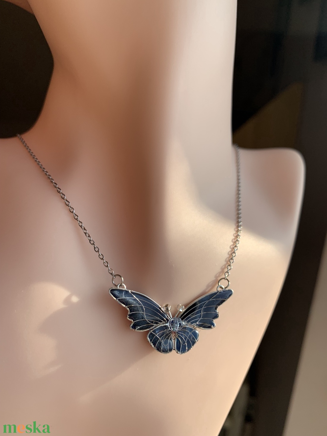 Ködös kék pillangós nyaklánc - ékszer - nyaklánc - medálos nyaklánc - Meska.hu