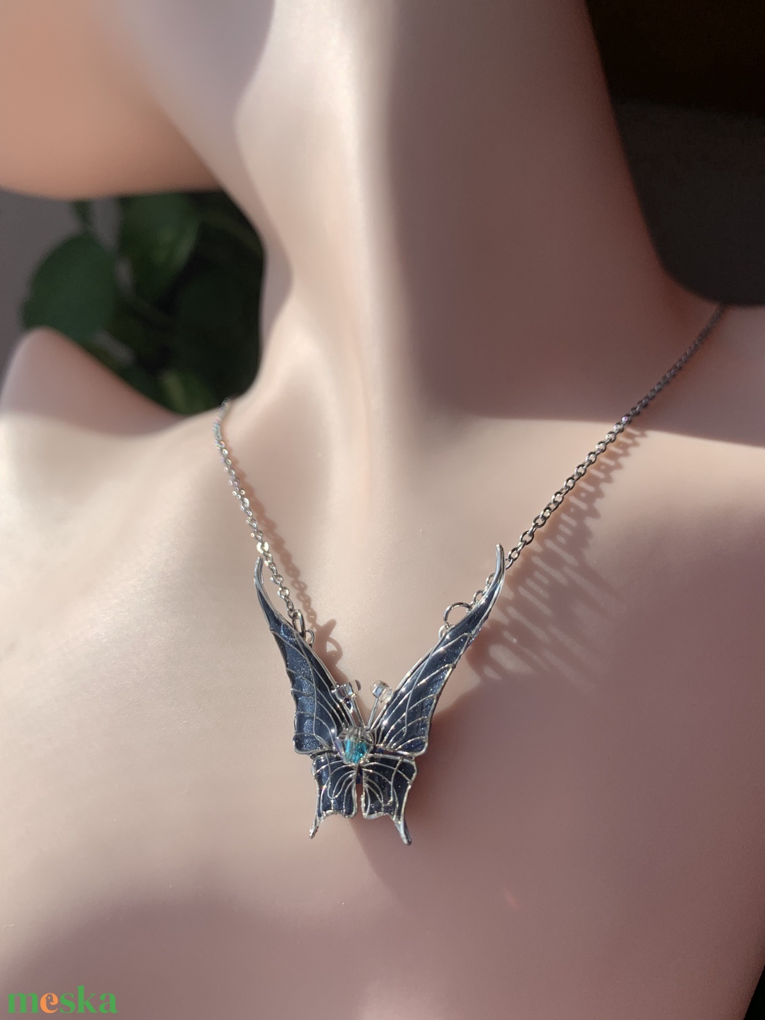 Ködös kék pillangós nyaklánc - ékszer - nyaklánc - medálos nyaklánc - Meska.hu