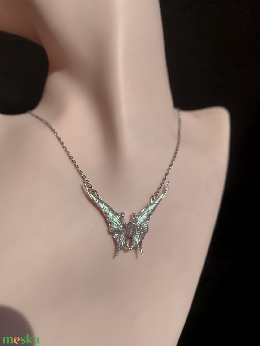 Lilás fehér pillangós nyaklánc - ékszer - nyaklánc - medálos nyaklánc - Meska.hu