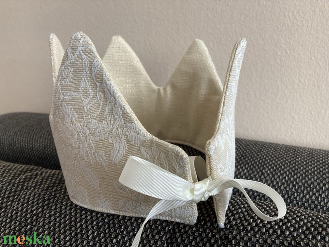 Aranyszállal átszőtt textil korona, kis hercegeknek/hercegnőknek! - otthon & életmód - dekoráció - fali és függő dekoráció - falra akasztható dekor - Meska.hu Aranyszállal átszőtt textil korona, kis hercegeknek/hercegnőknek! - otthon & életmód - dekoráció - fali és függő dekoráció - falra akasztható dekor - Meska.hu
