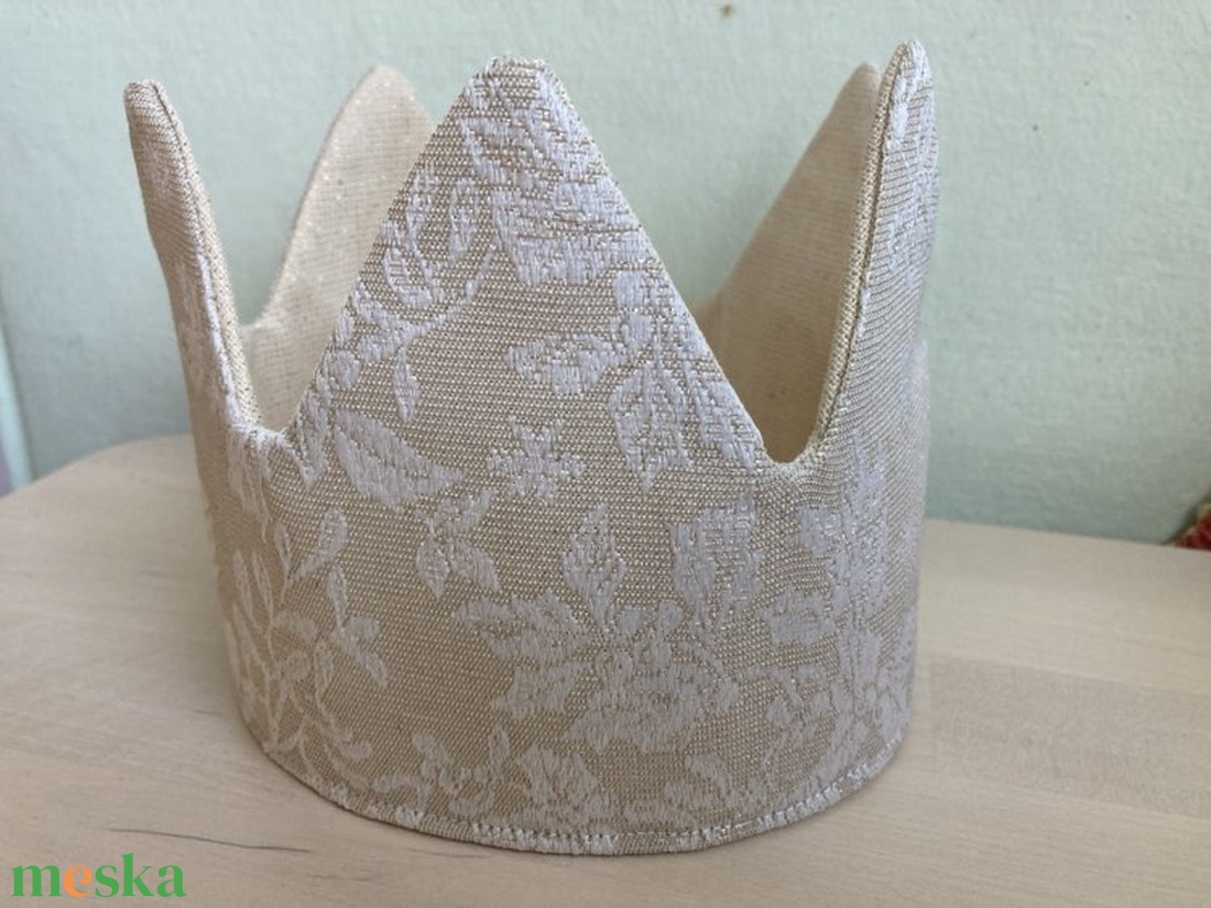 Aranyszállal átszőtt textil korona, kis hercegeknek/hercegnőknek! - otthon & életmód - dekoráció - fali és függő dekoráció - falra akasztható dekor - Meska.hu Aranyszállal átszőtt textil korona, kis hercegeknek/hercegnőknek! - otthon & életmód - dekoráció - fali és függő dekoráció - falra akasztható dekor - Meska.hu