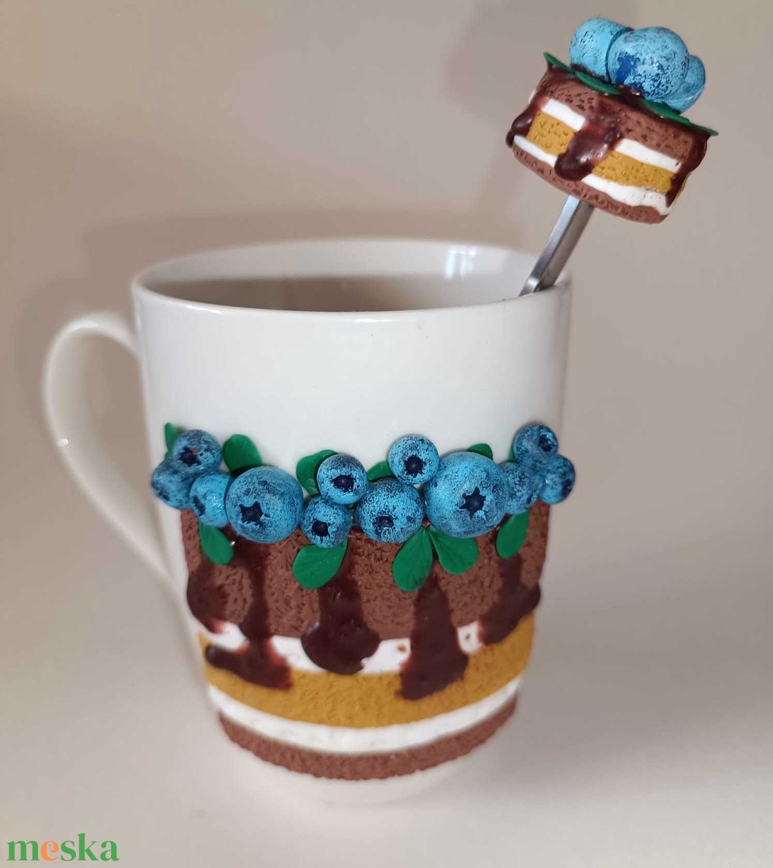 Bögre és kanál polimer agyag díszítéssel. Kézimunka. Ajándék. Sütemény. Finom. Asztal dekoráció - otthon & életmód - konyhafelszerelés, tálalás - tálalás - bögre & csésze - Meska.hu