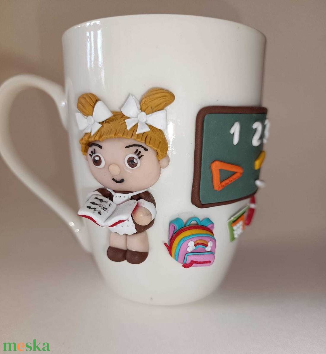 Bögre kézzel készített díszítéssel, polimer agyagból. Iskola. Gyermekek. Dekoráció  - otthon & életmód - konyhafelszerelés, tálalás - tálalás - bögre & csésze - Meska.hu