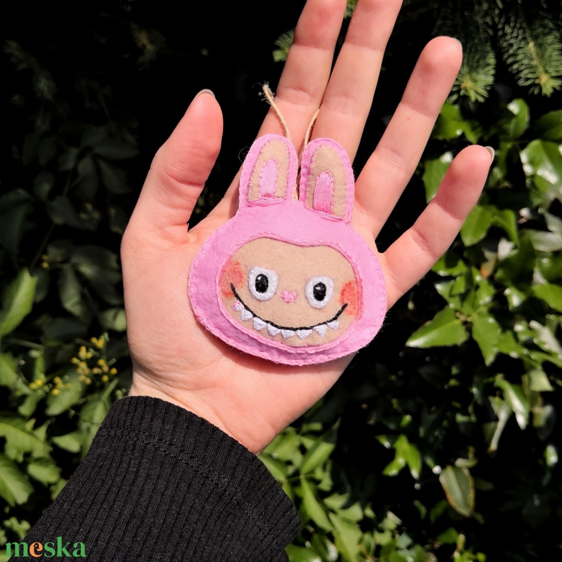 Filc Pop Mart Labubu fanart kulcstartó / táskadísz / dísz, Lychee Berry - táska & tok - kulcstartó & táskadísz - táskaakasztó - Meska.hu Filc Pop Mart Labubu fanart kulcstartó / táskadísz / dísz, Lychee Berry - táska & tok - kulcstartó & táskadísz - táskaakasztó - Meska.hu