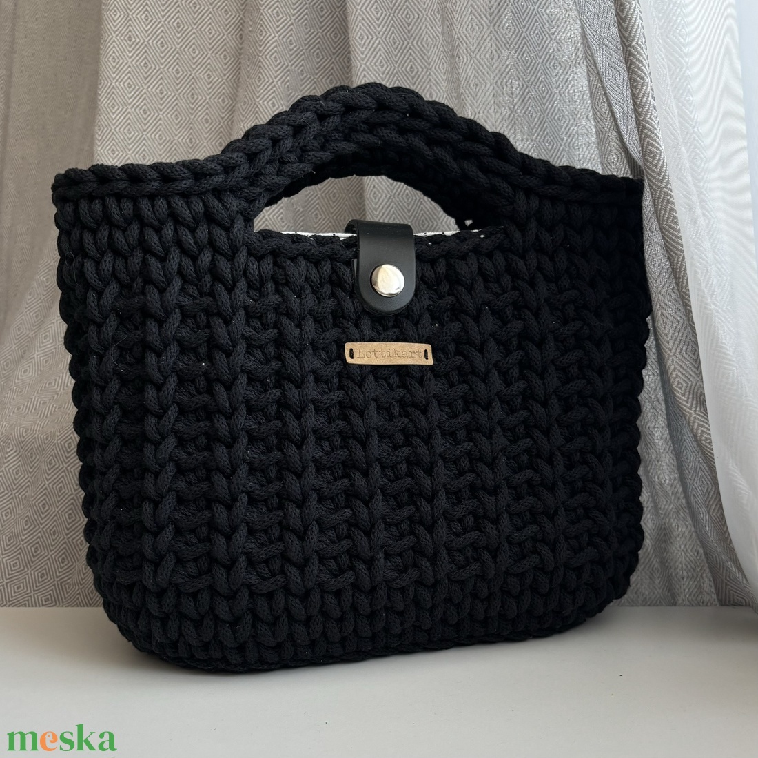 Mia fekete horgolt táska, horgolt oldaltáska, kézitáska béléssel, belső zsebbel - táska & tok - kézitáska & válltáska - válltáska - Meska.hu Mia fekete horgolt táska, horgolt oldaltáska, kézitáska béléssel, belső zsebbel - táska & tok - kézitáska & válltáska - válltáska - Meska.hu