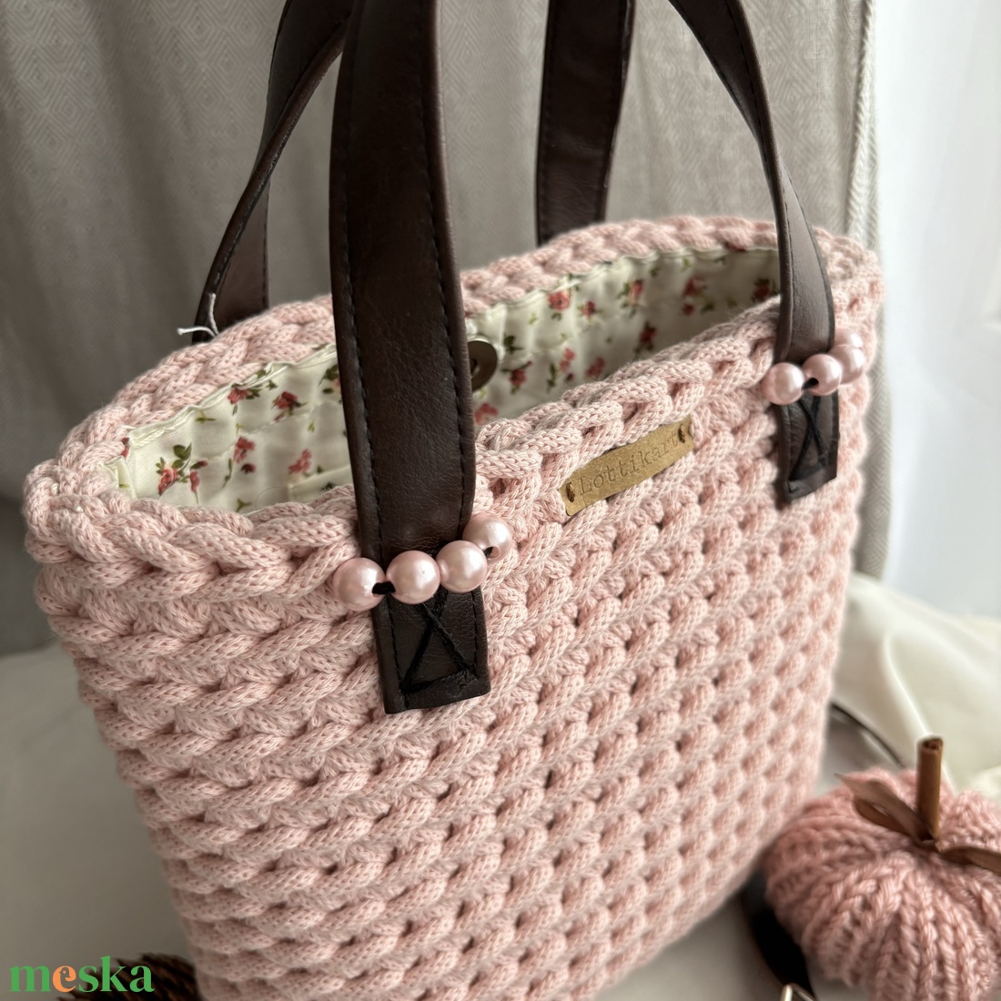 Púderrózsaszín Lia Mini horgolt táska, horgolt oldaltáska, kézitáska béléssel, belső zsebbel - táska & tok - kézitáska & válltáska - válltáska - Meska.hu