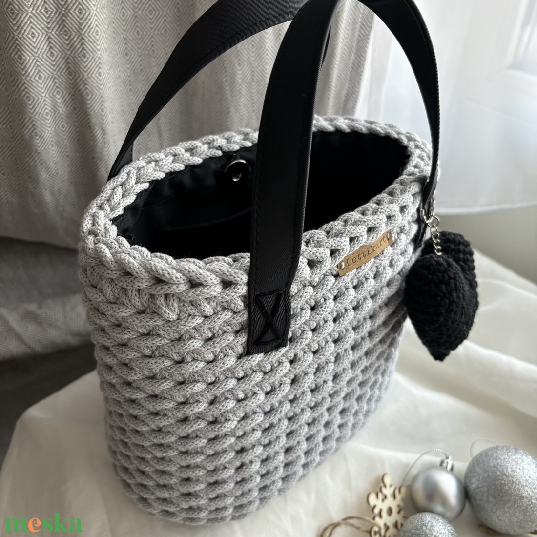 Világosszürke Lia Mini horgolt táska, horgolt oldaltáska, kézitáska béléssel, belső zsebbel - táska & tok - kézitáska & válltáska - válltáska - Meska.hu Világosszürke Lia Mini horgolt táska, horgolt oldaltáska, kézitáska béléssel, belső zsebbel - táska & tok - kézitáska & válltáska - válltáska - Meska.hu